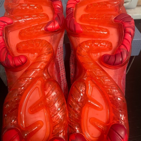 BRAND NEW out the box size 9 1/2 Red Vapormax never worn. Excellent condition. - Picture 4 of 5